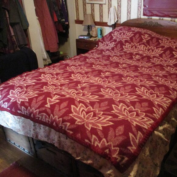 Soft Vintage burgundy 100% wool blanket - Picture 1 of 5